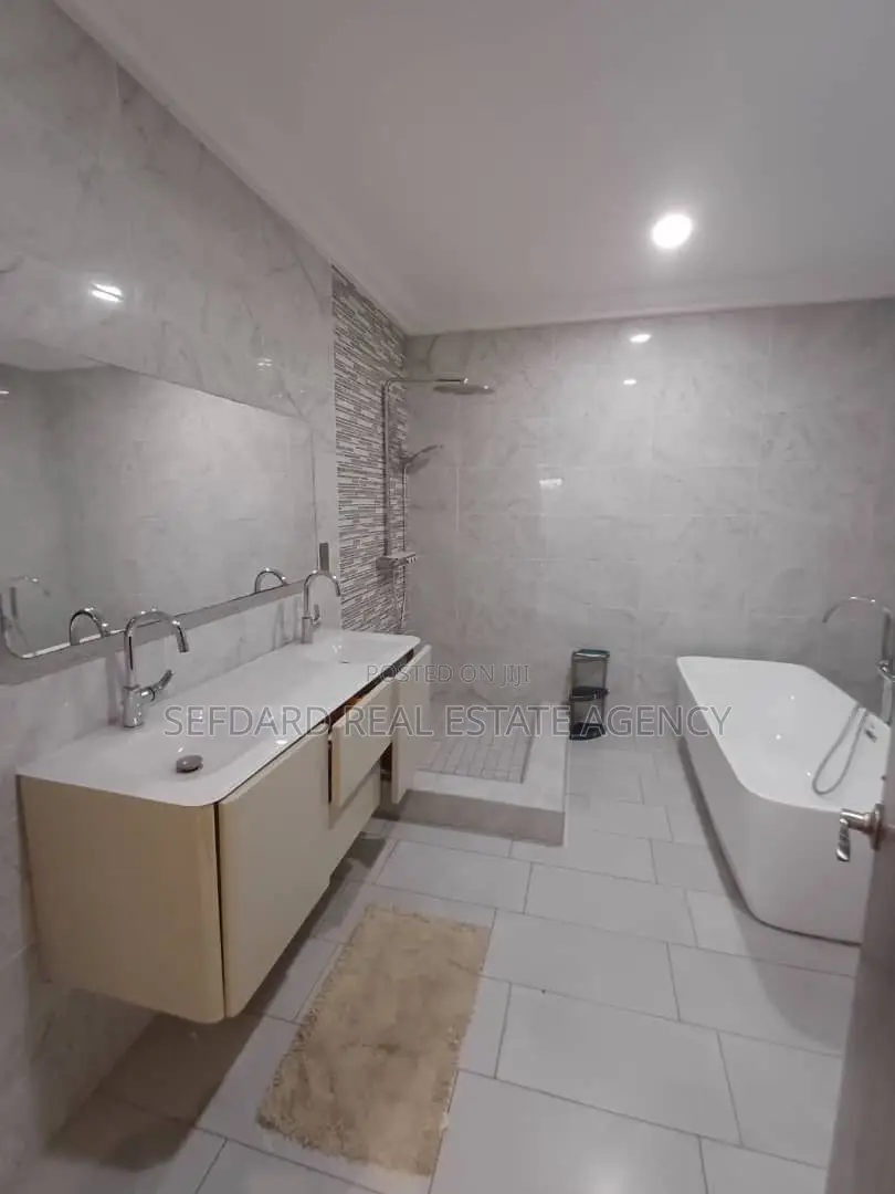 7bdrm House in Sefdard Properties, Achimota for sale