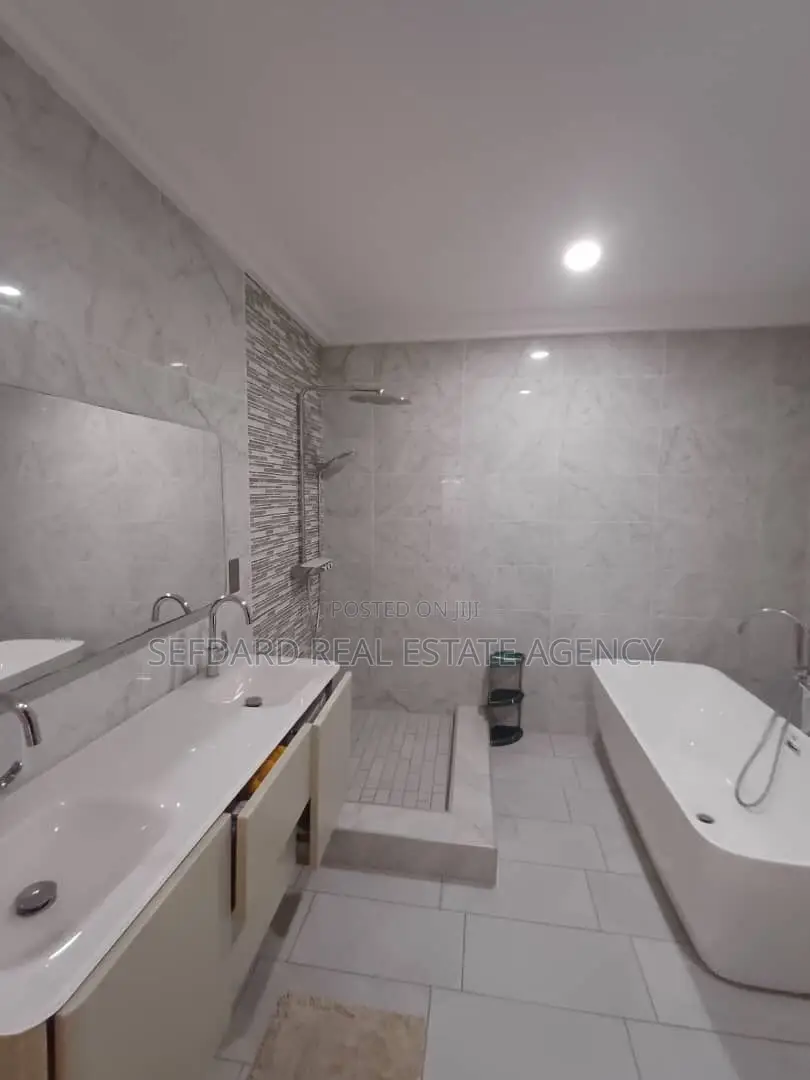 7bdrm House in Sefdard Properties, Achimota for sale