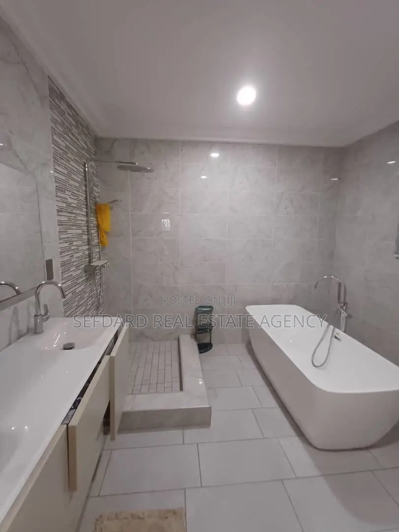 7bdrm House in Sefdard Properties, Achimota for sale