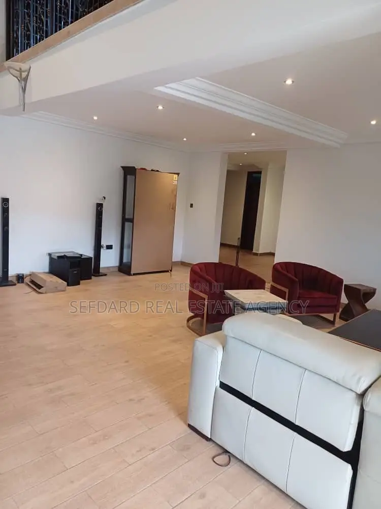 7bdrm House in Sefdard Properties, Achimota for sale