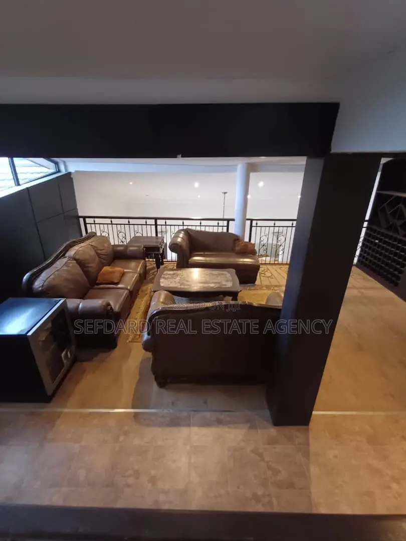 7bdrm House in Sefdard Properties, Achimota for sale