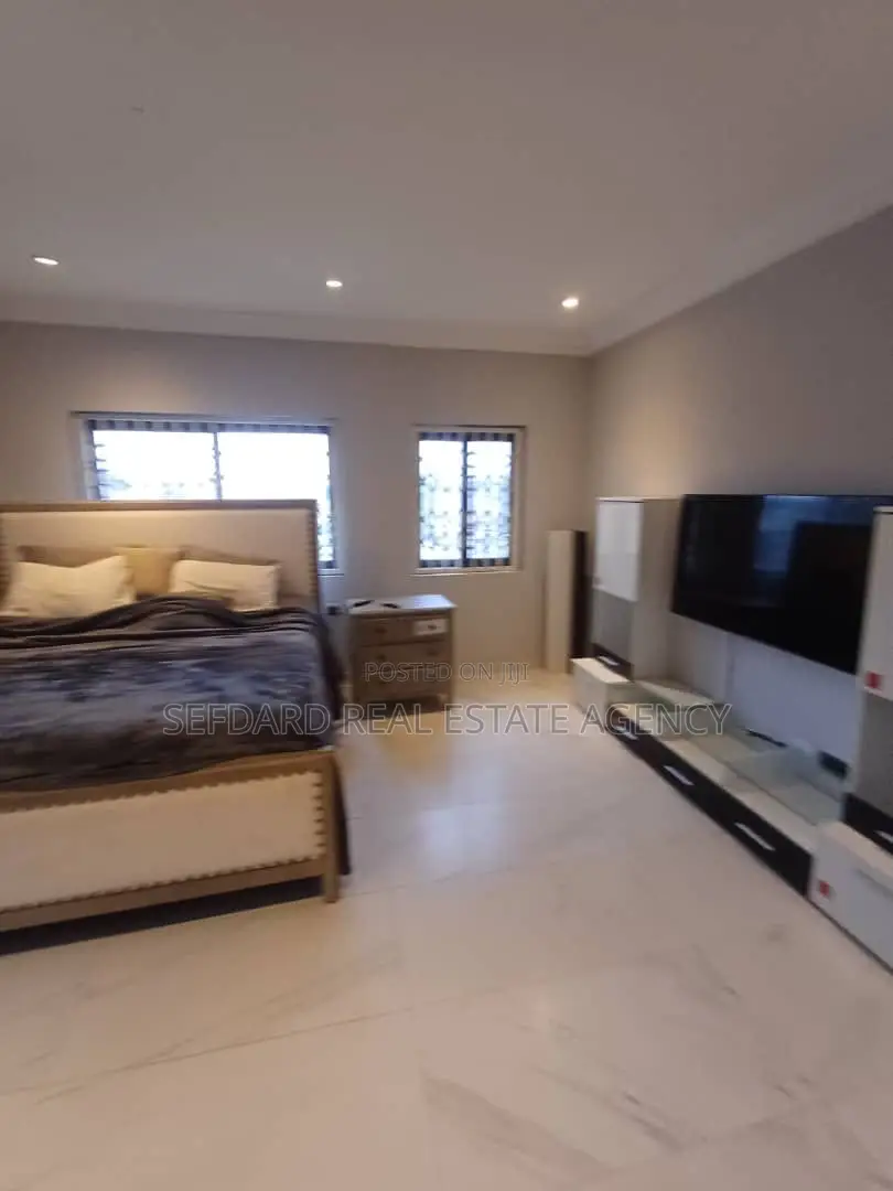 7bdrm House in Sefdard Properties, Achimota for sale