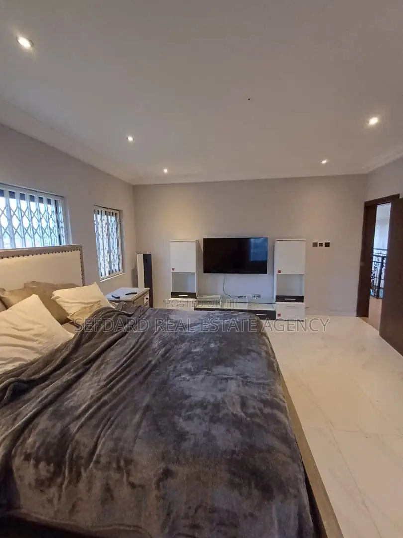 7bdrm House in Sefdard Properties, Achimota for sale