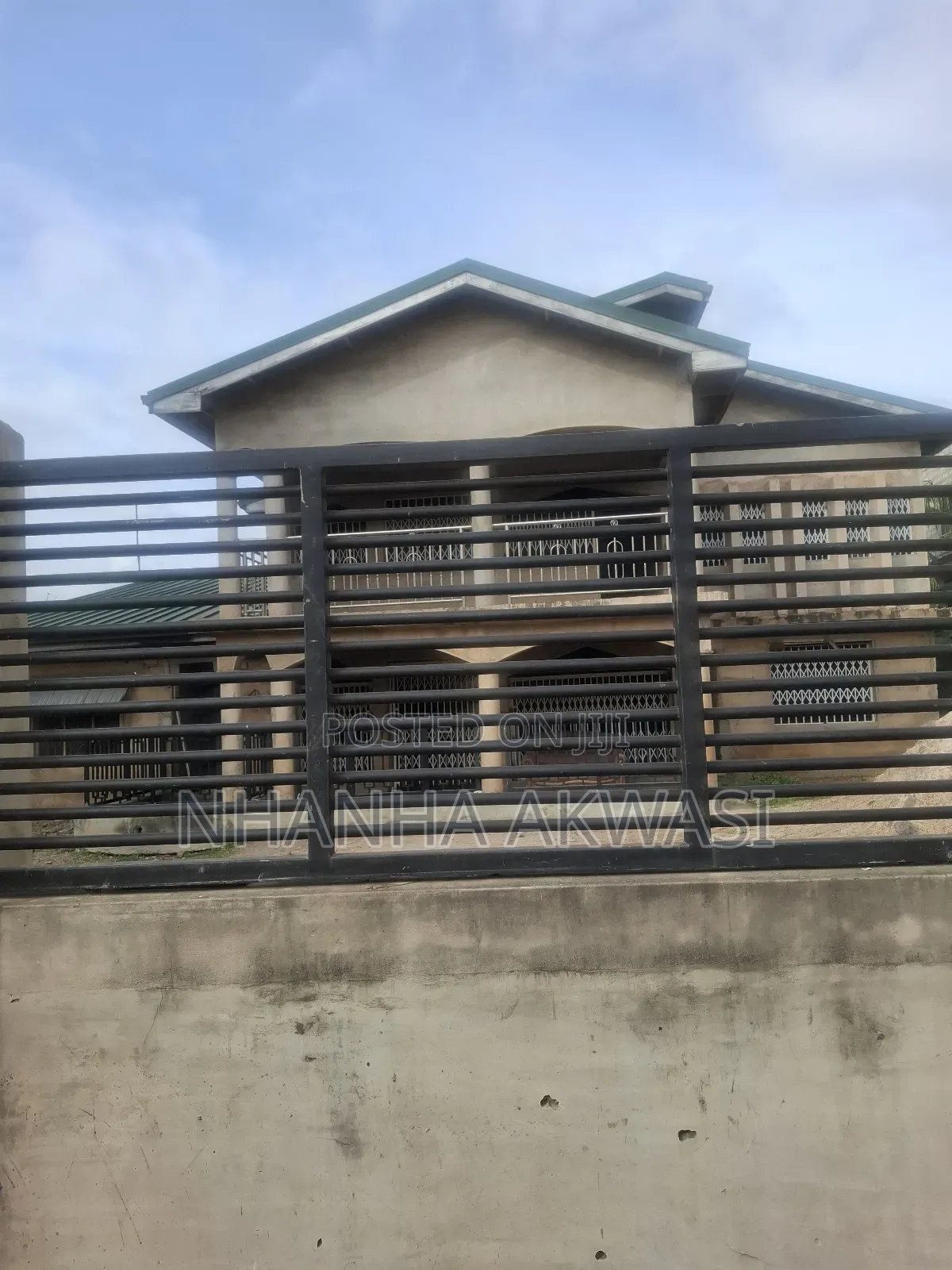 5bdrm House in Klagon, Tema Metropolitan for sale