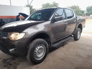 Mitsubishi L200 2009 Brown