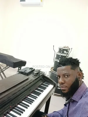 Hire a Professional Piano Tutor
