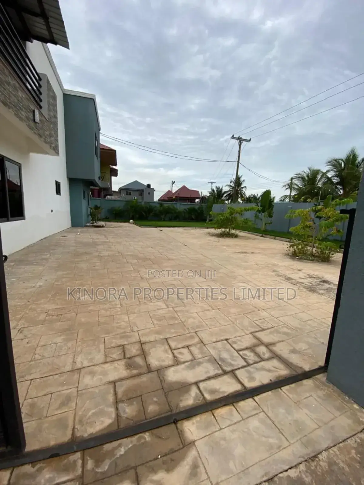 4bdrm Townhouse / Terrace in Total, Haatso for rent