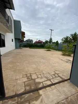 4bdrm Townhouse / Terrace in Total, Haatso for rent