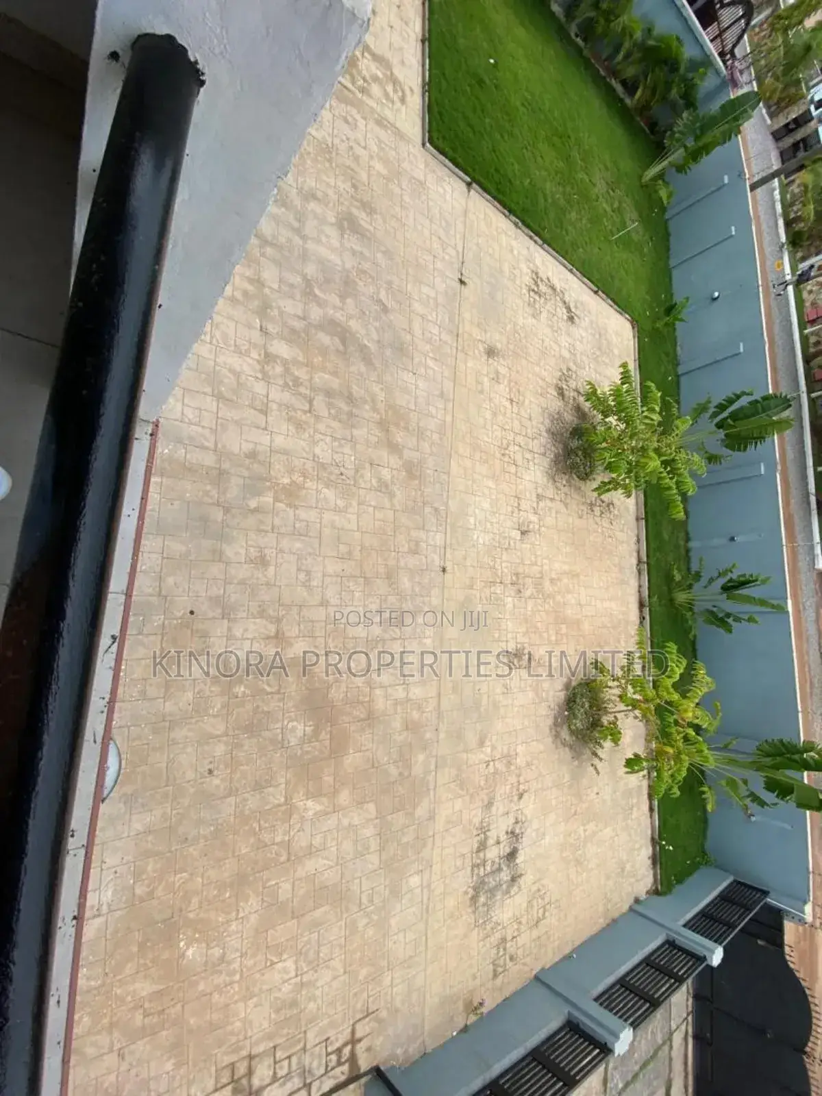4bdrm Townhouse / Terrace in Total, Haatso for rent