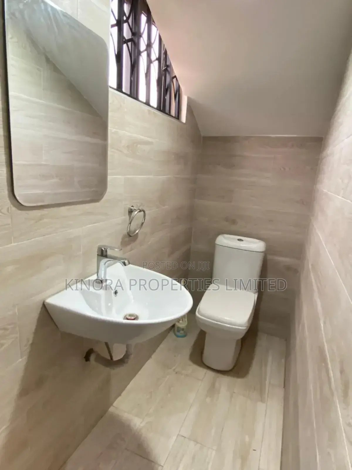 4bdrm Townhouse / Terrace in Total, Haatso for rent