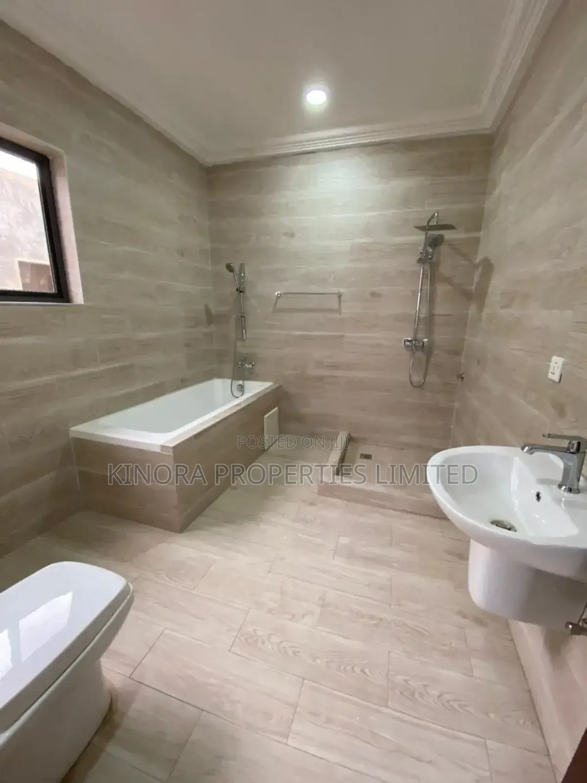 4bdrm Townhouse / Terrace in Total, Haatso for rent