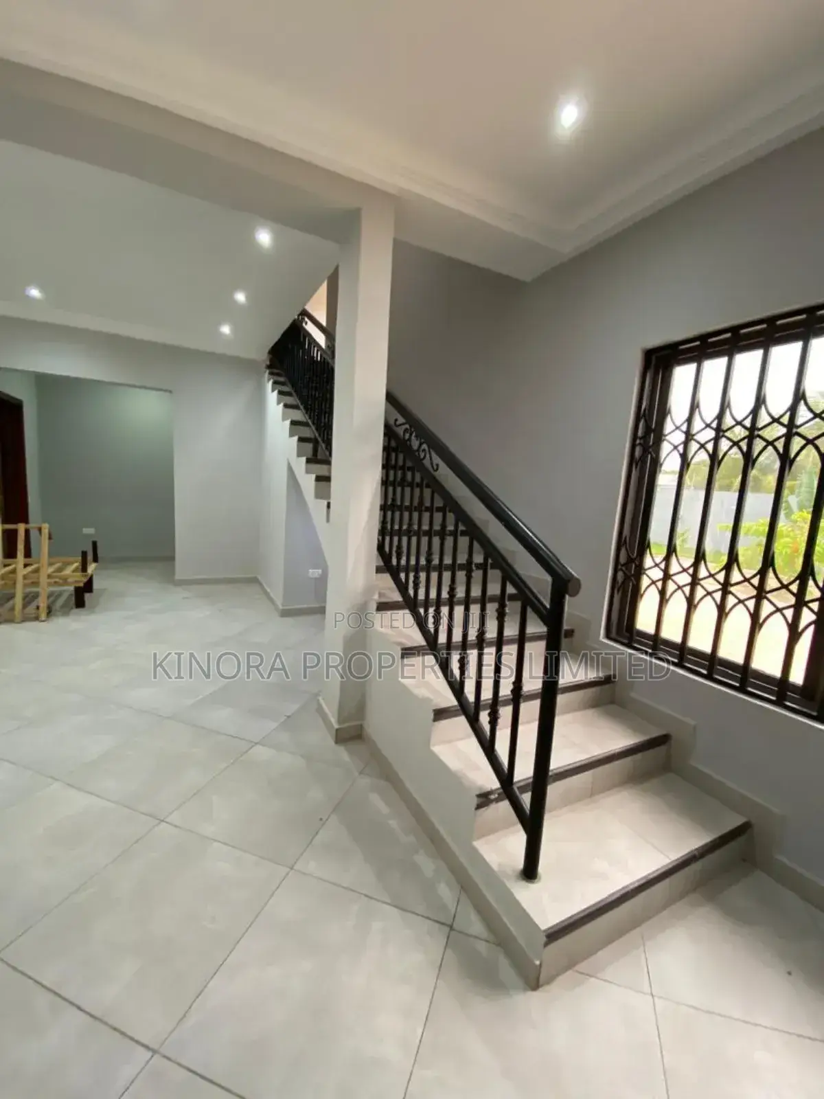 4bdrm Townhouse / Terrace in Total, Haatso for rent