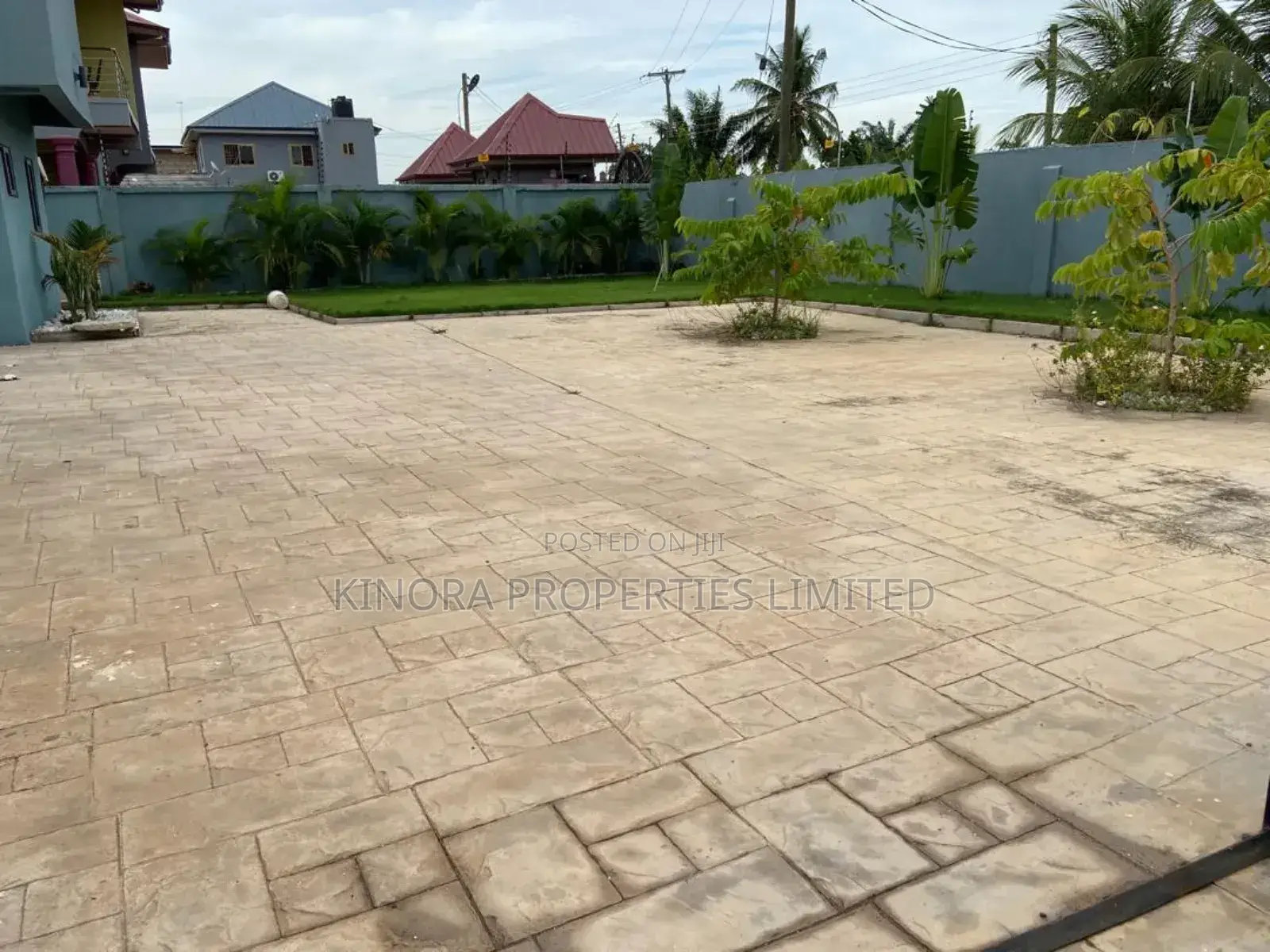 4bdrm Townhouse / Terrace in Total, Haatso for rent