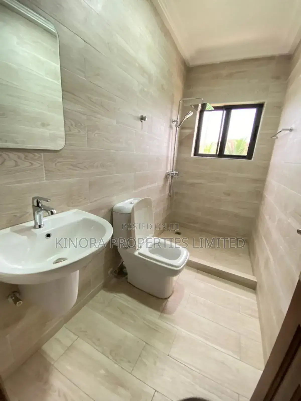 4bdrm Townhouse / Terrace in Total, Haatso for rent