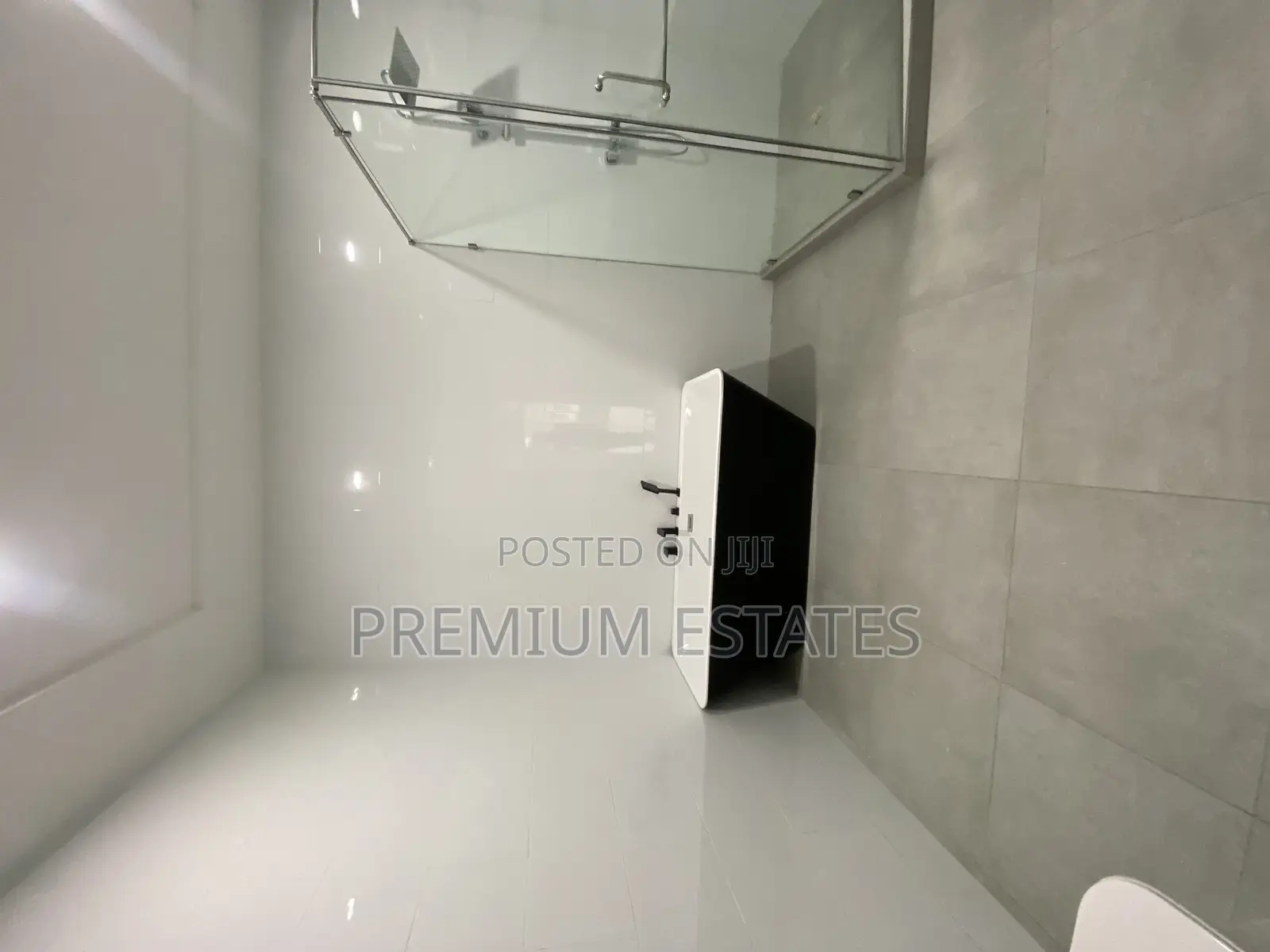 4bdrm House in Lake Side Estate for sale