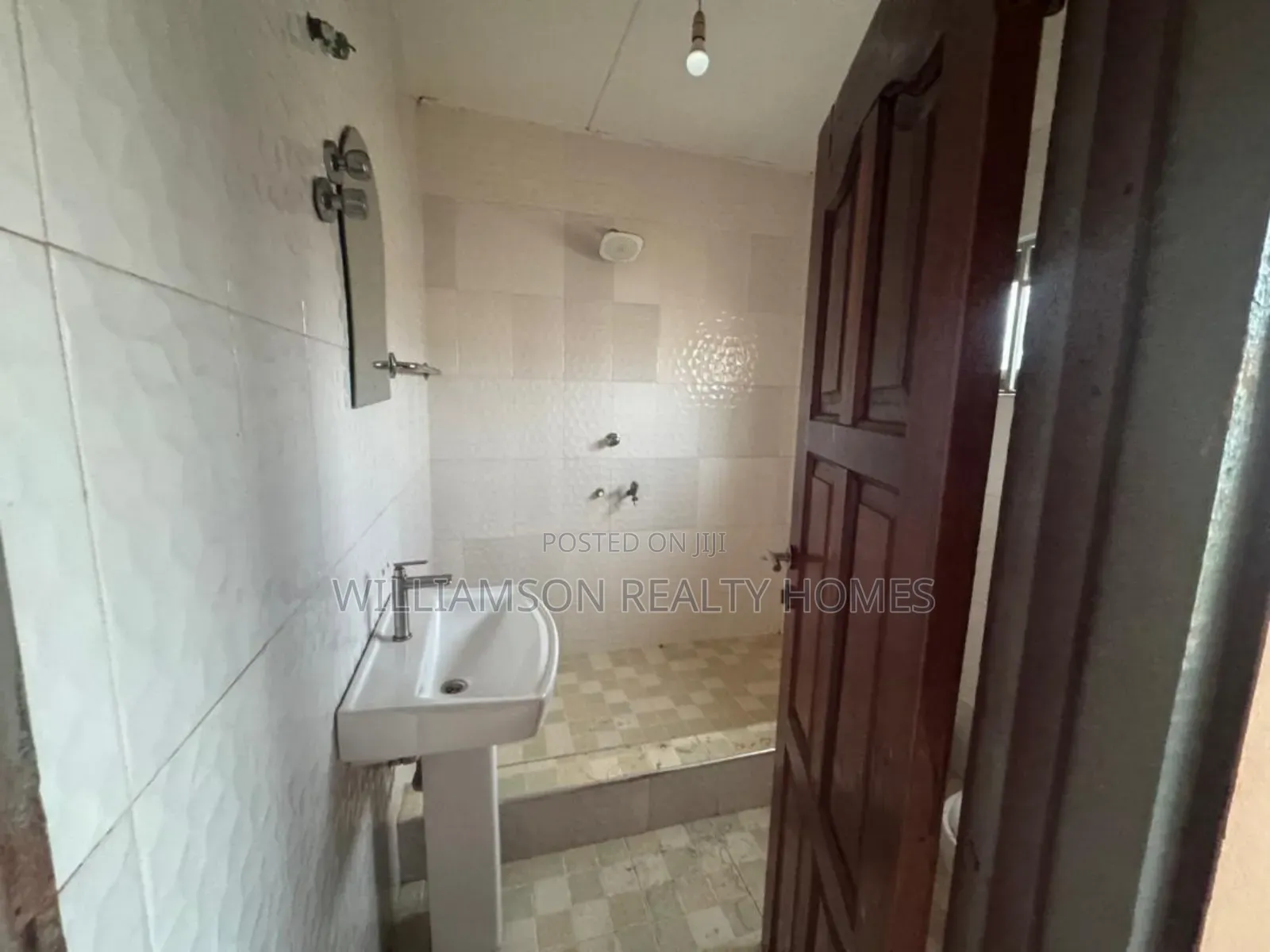 3bdrm House in Community 16 Area, Spintex for rent