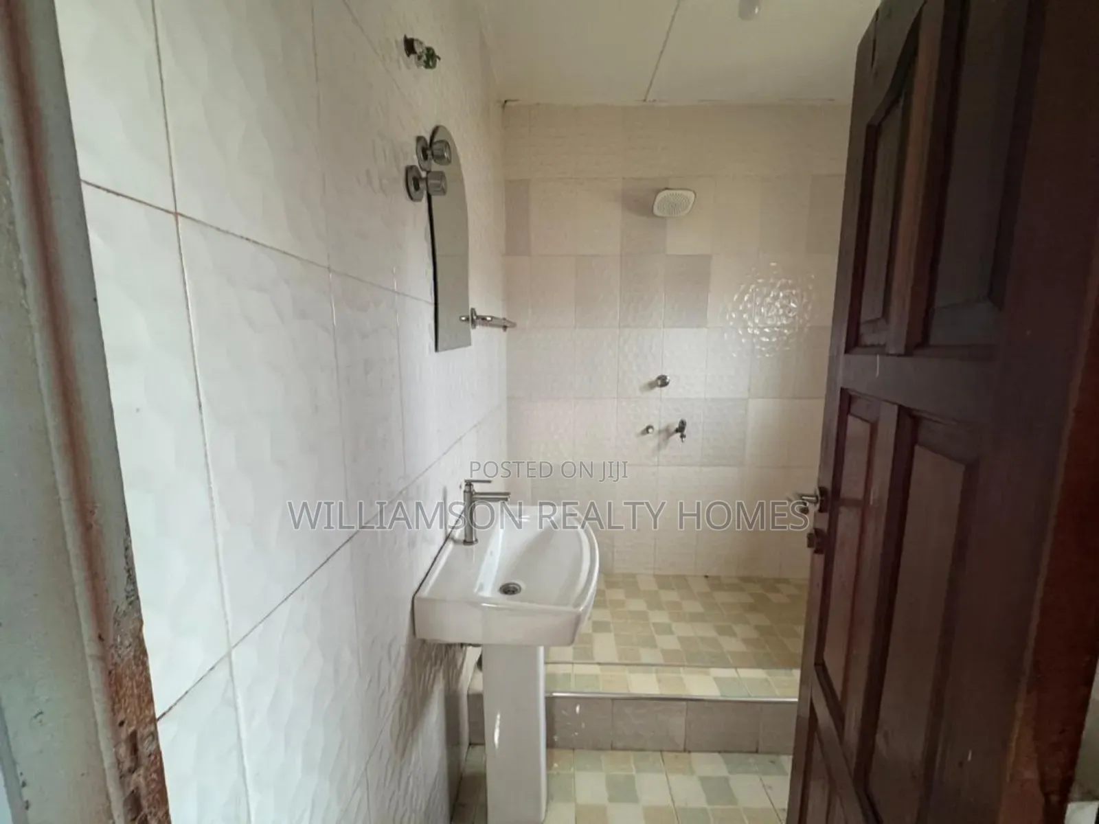 3bdrm House in Community 16 Area, Spintex for rent