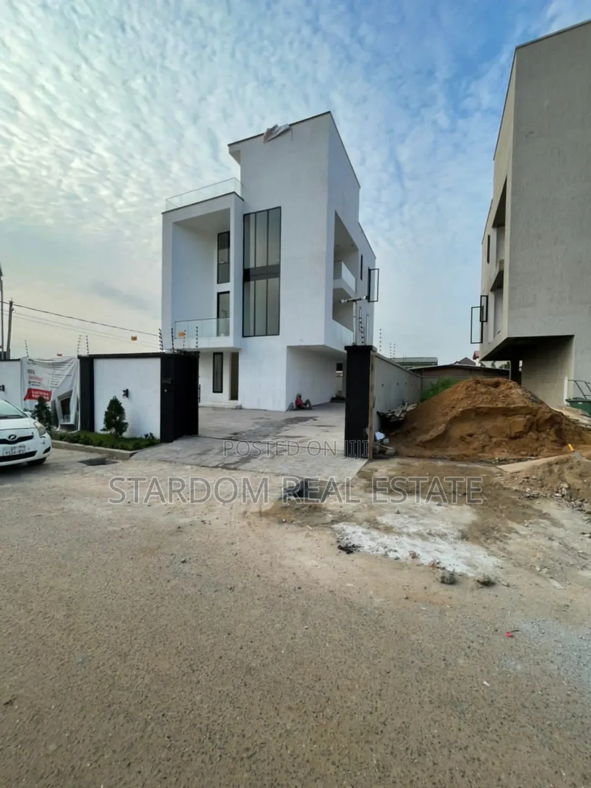 5bdrm Duplex in Adjiringanor, East Legon for sale
