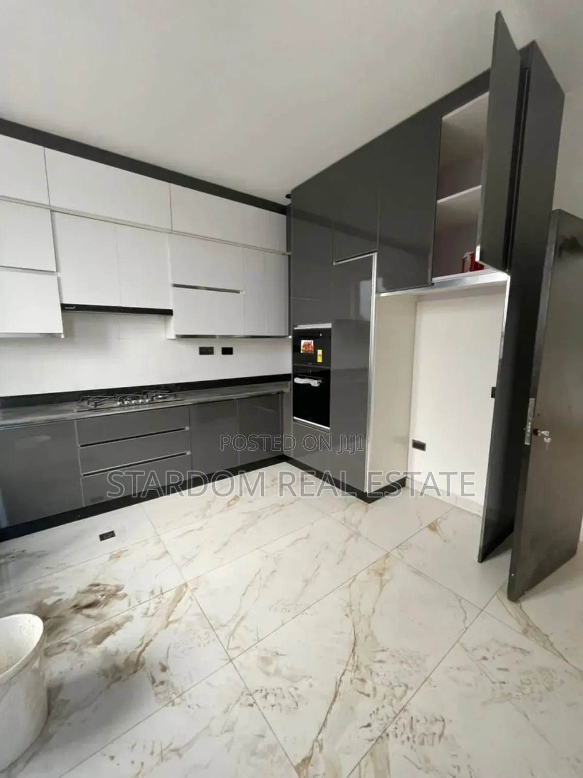 5bdrm Duplex in Adjiringanor, East Legon for sale
