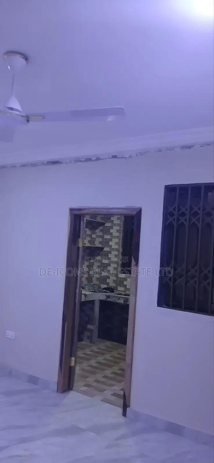 1bdrm Duplex in De-Icons Real Estate, Awutu Senya East Municipal