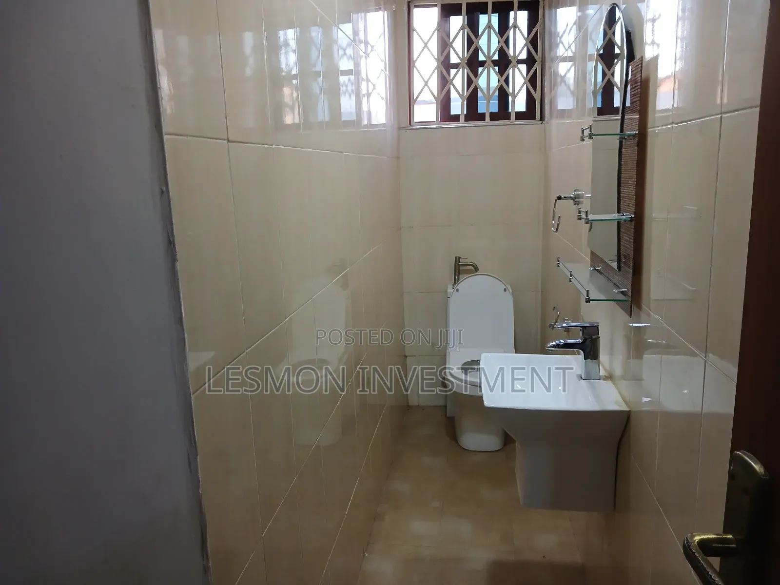 6bdrm House in Ashongman Estate for sale