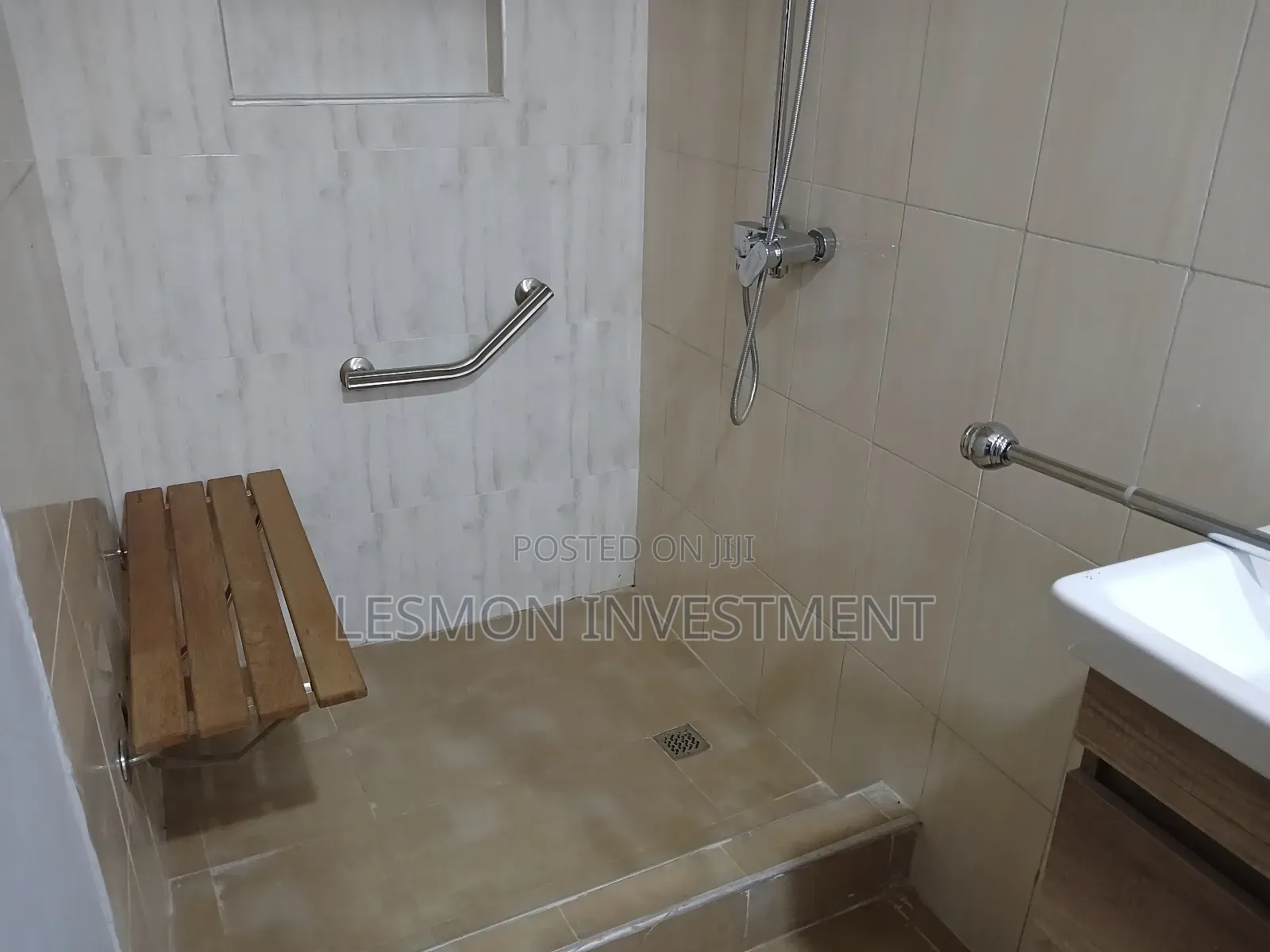 6bdrm House in Ashongman Estate for sale