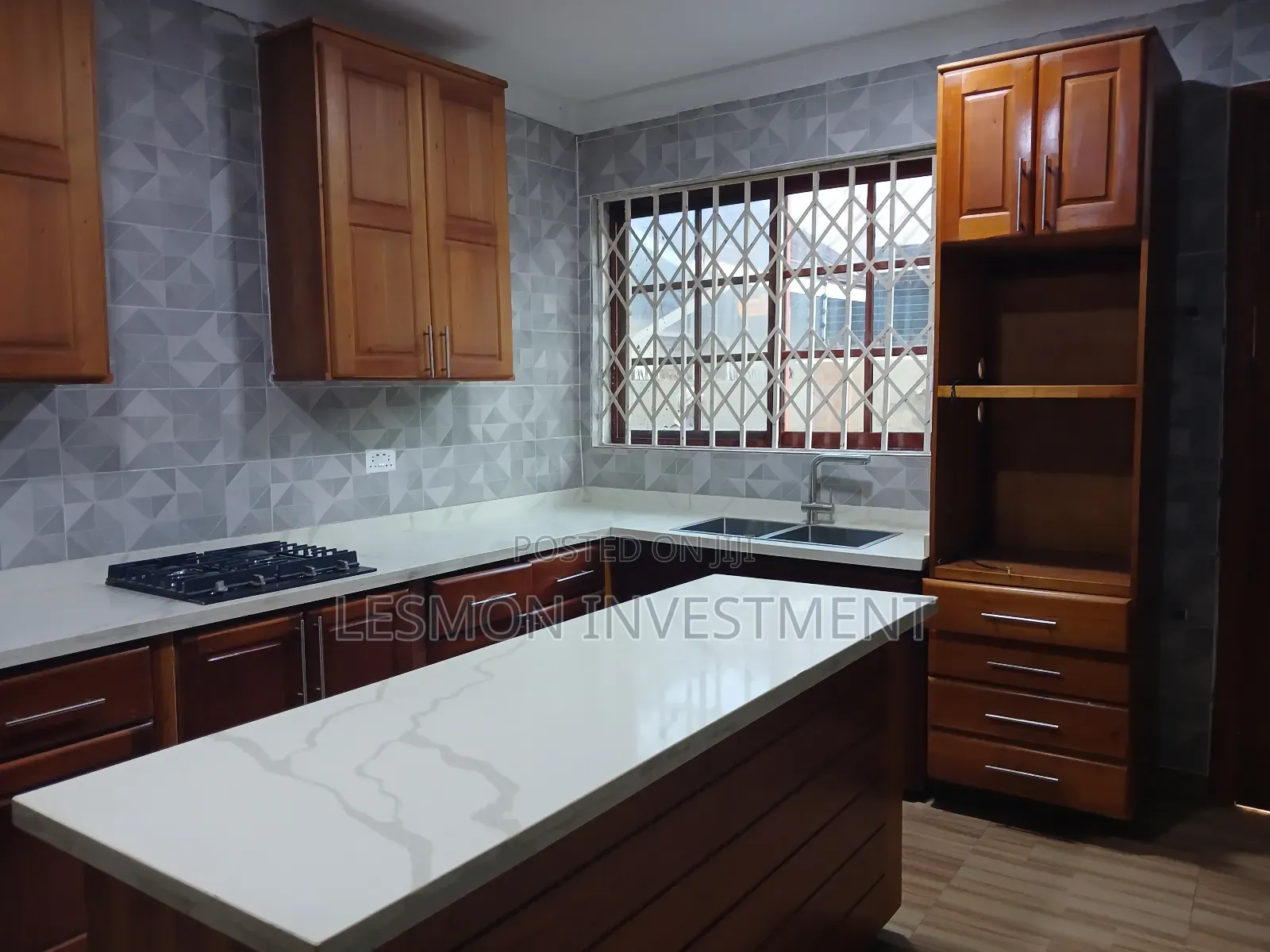 6bdrm House in Ashongman Estate for sale