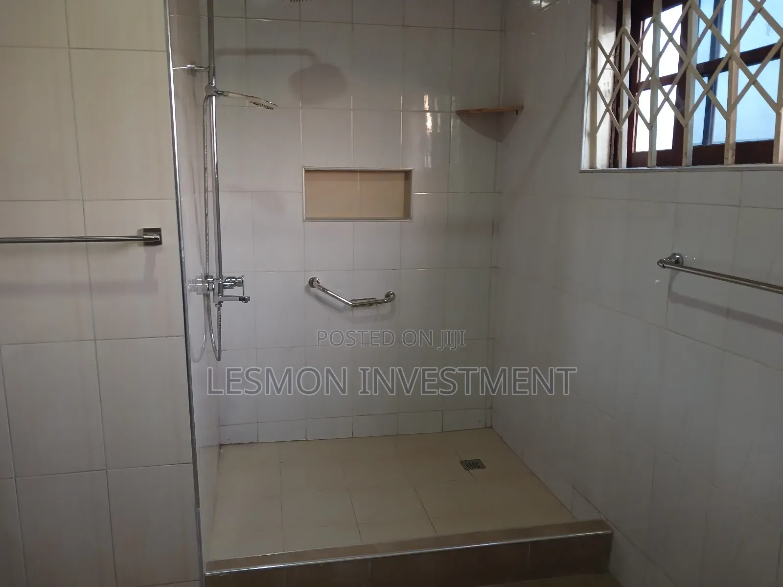 6bdrm House in Ashongman Estate for sale