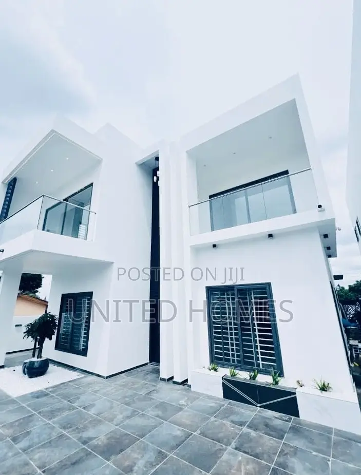6bdrm House in Achimota for sale