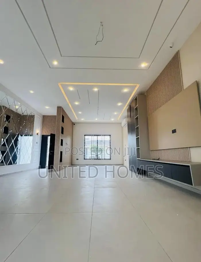 6bdrm House in Achimota for sale