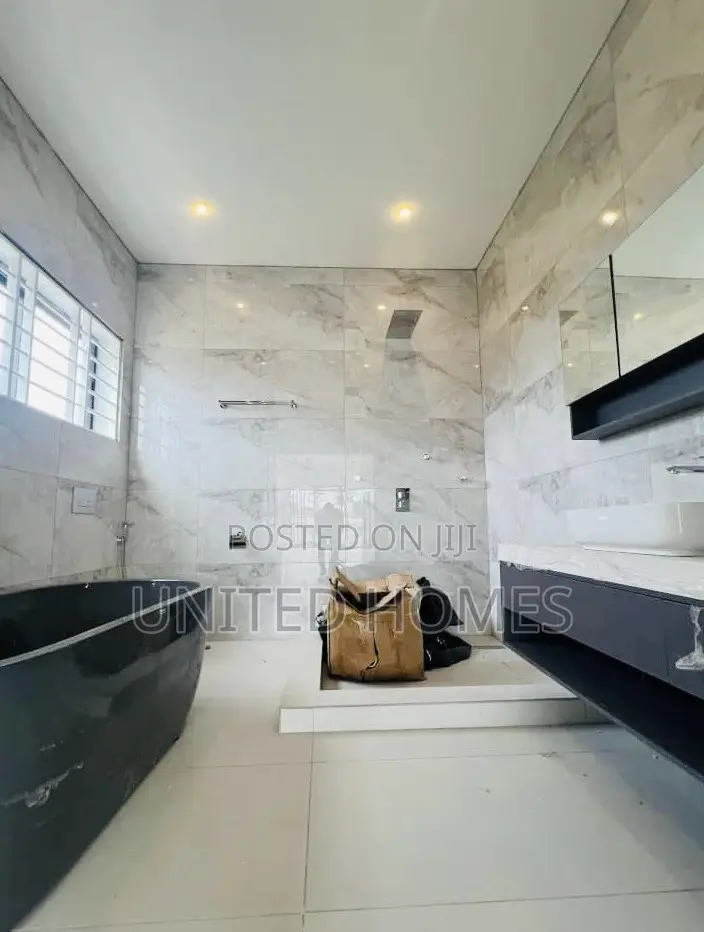 6bdrm House in Achimota for sale