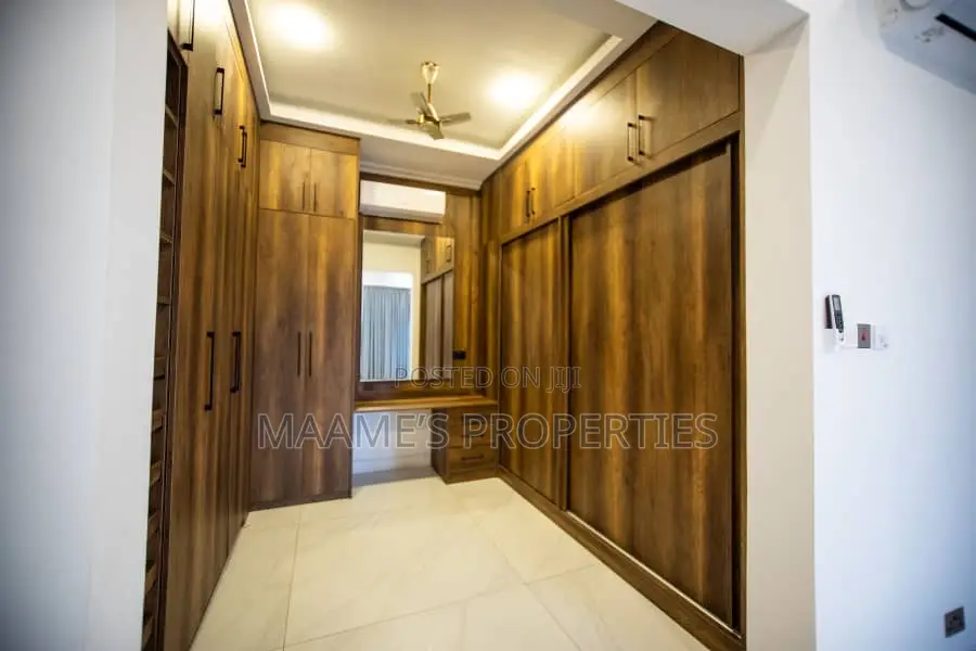 5bdrm Duplex in Sakumono for sale