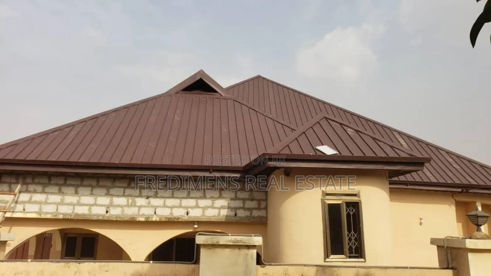 8bdrm House in Fredimens Real, Atwima Kwanwoma for sale