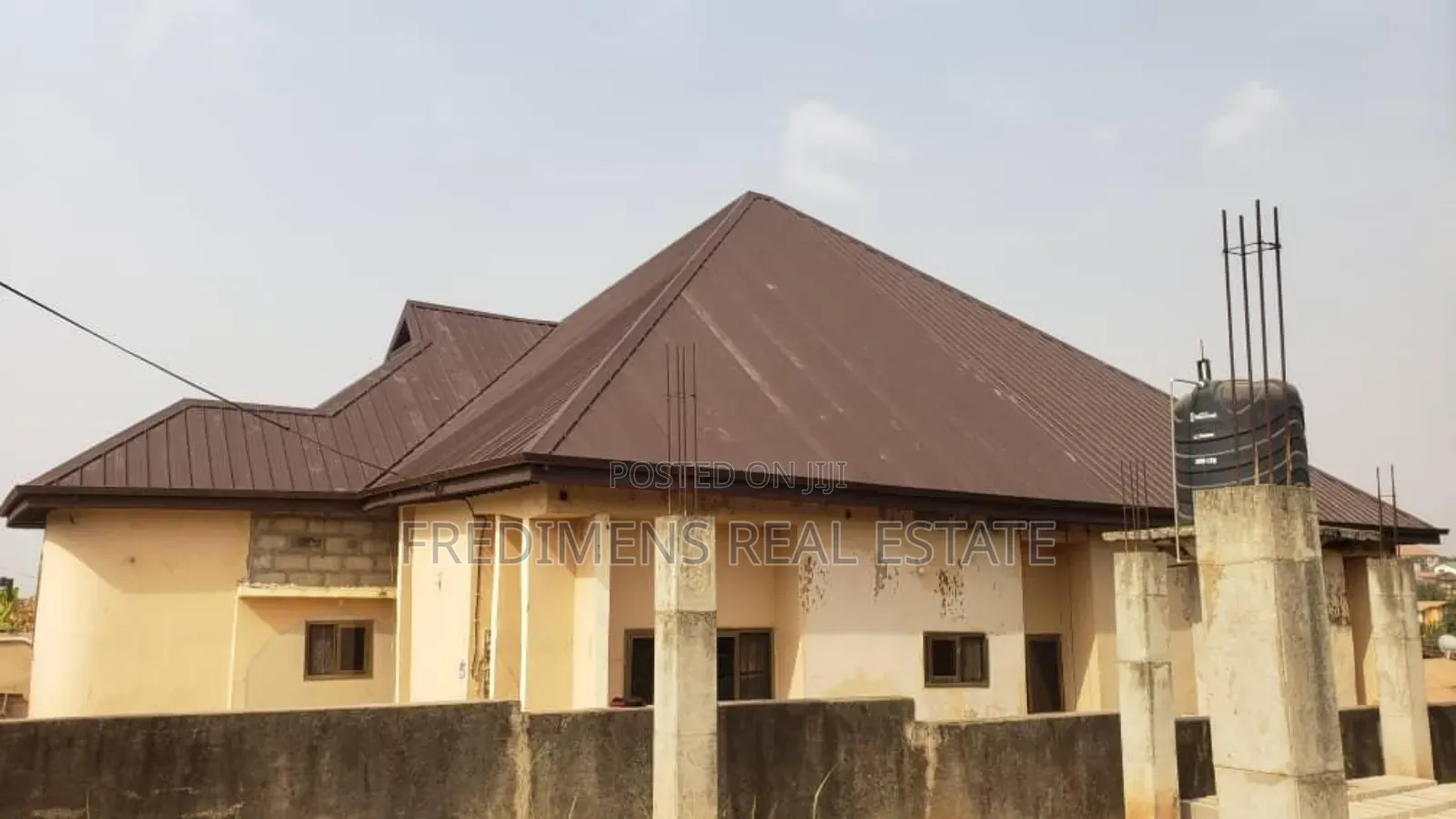 8bdrm House in Fredimens Real, Atwima Kwanwoma for sale