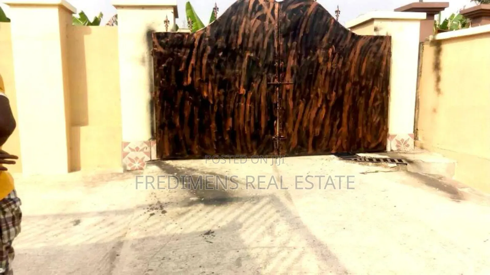 8bdrm House in Fredimens Real, Atwima Kwanwoma for sale