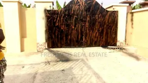 8bdrm House in Fredimens Real, Atwima Kwanwoma for sale