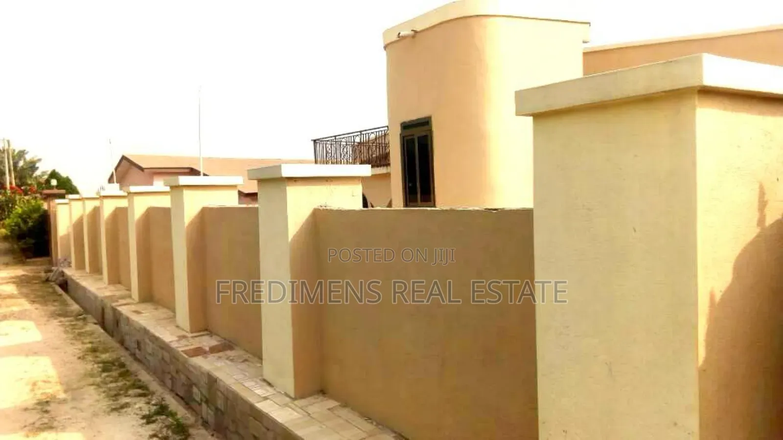 8bdrm House in Fredimens Real, Atwima Kwanwoma for sale