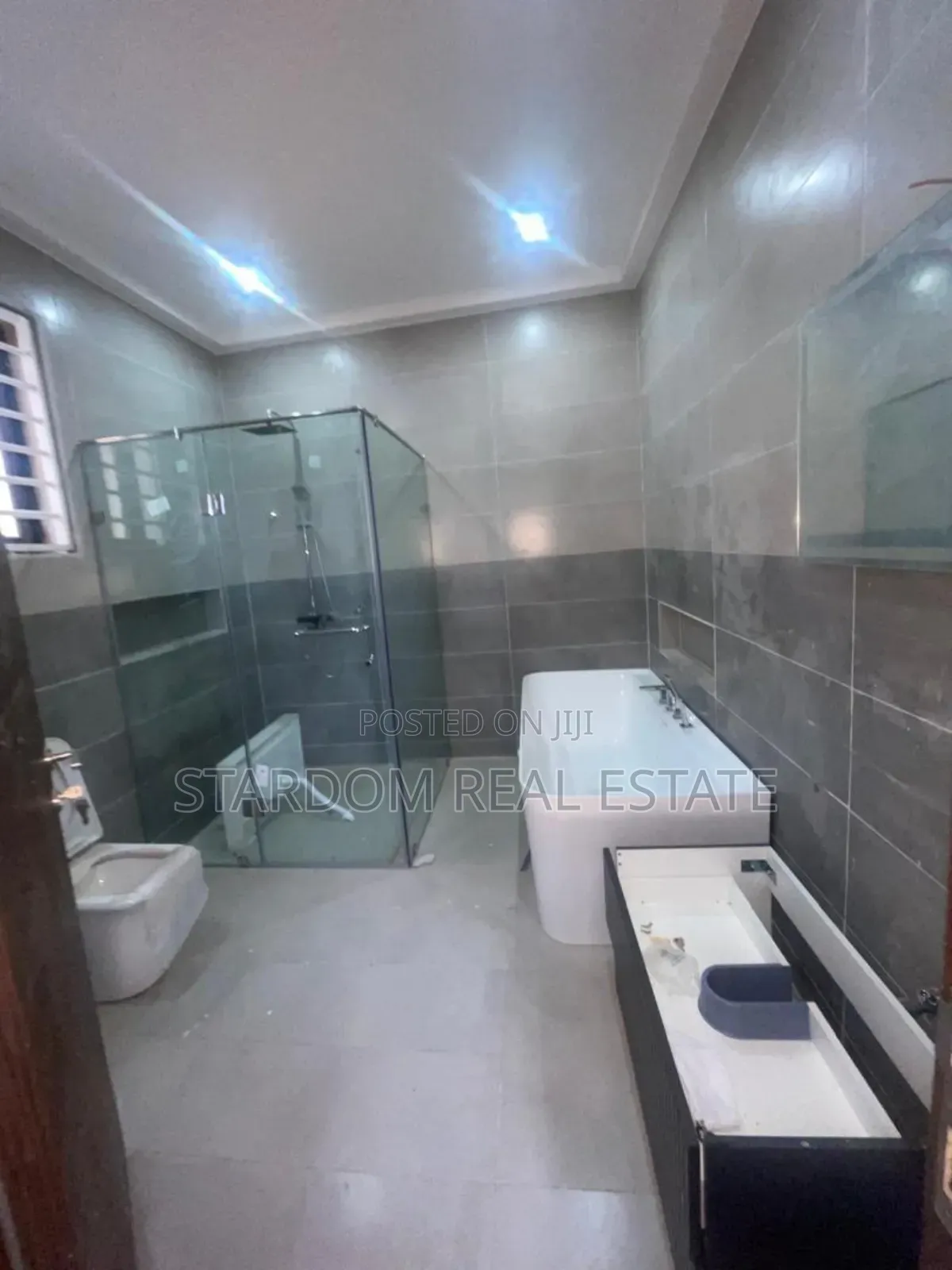 4bdrm Duplex in American House, East Legon for sale