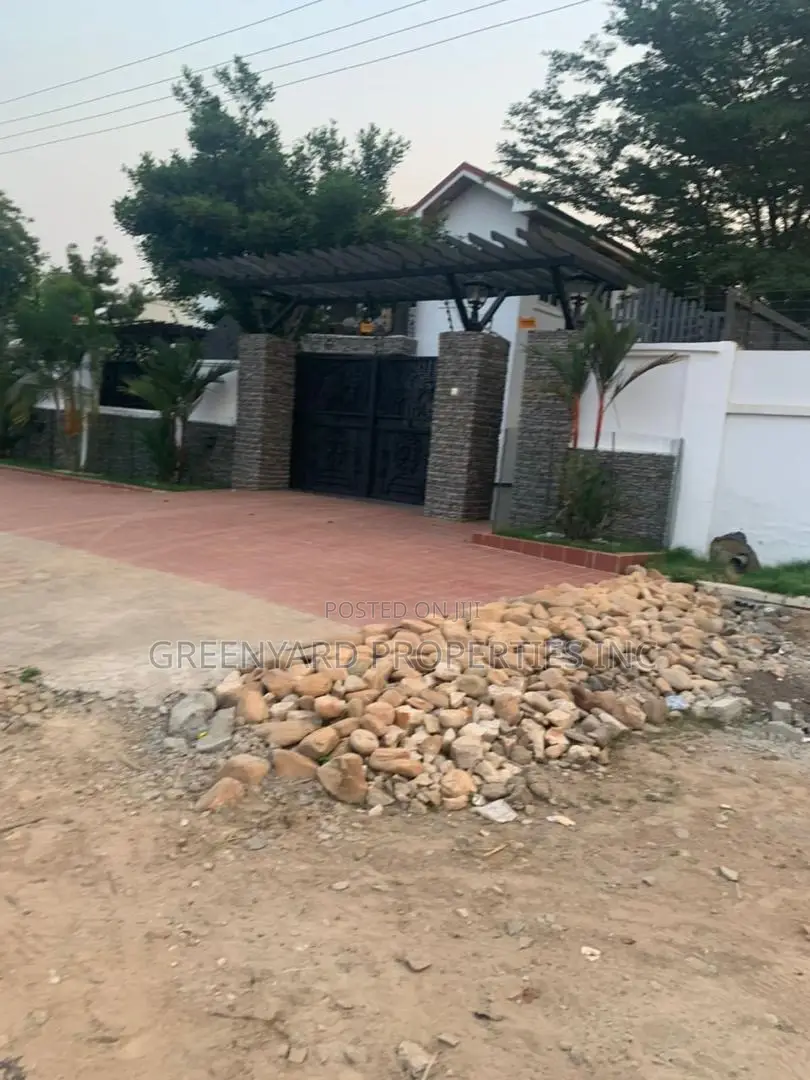 5bdrm House in American House, East Legon for rent
