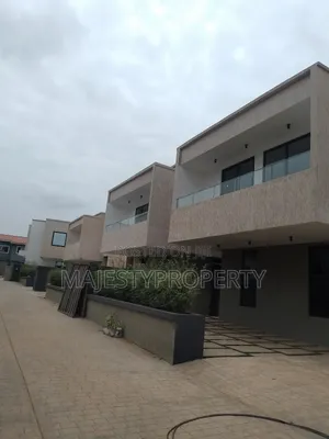 Newly Built Luxurious Executive 3bedrooms Self-Compound for Sale