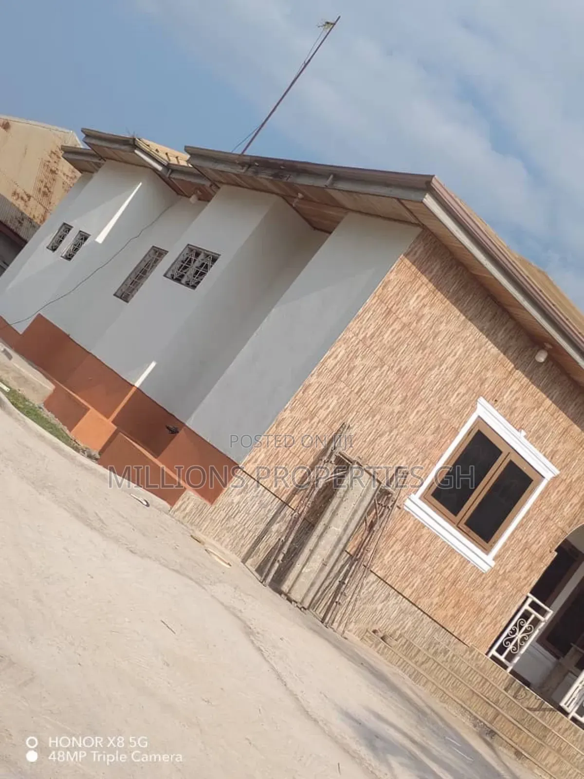 3bdrm House in Millions Properties, Kumasi Metropolitan for sale