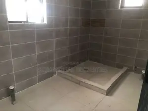 4bdrm House in Lake Side Estate for sale