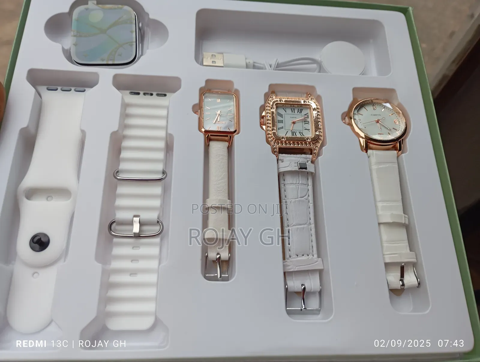 I-530 Smart Watch That Comes With 3 Female Quartz Watches - Silver