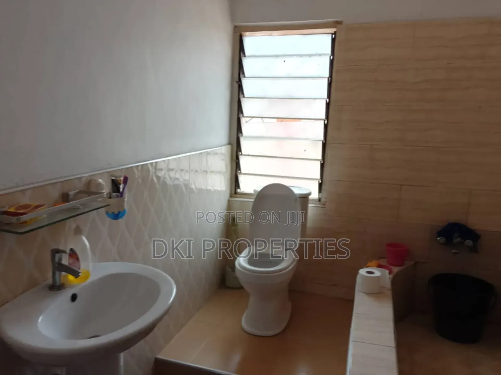 15bdrm House in Dki Properties, Kwashieman for sale