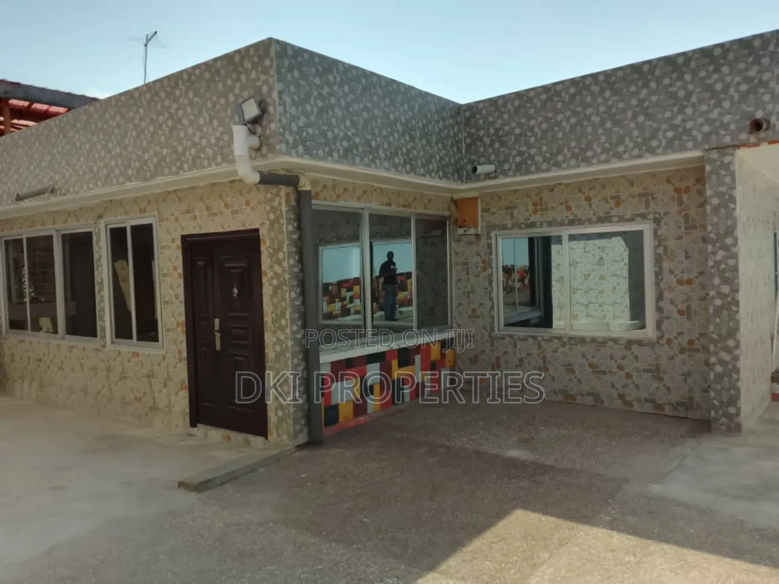 15bdrm House in Dki Properties, Kwashieman for sale