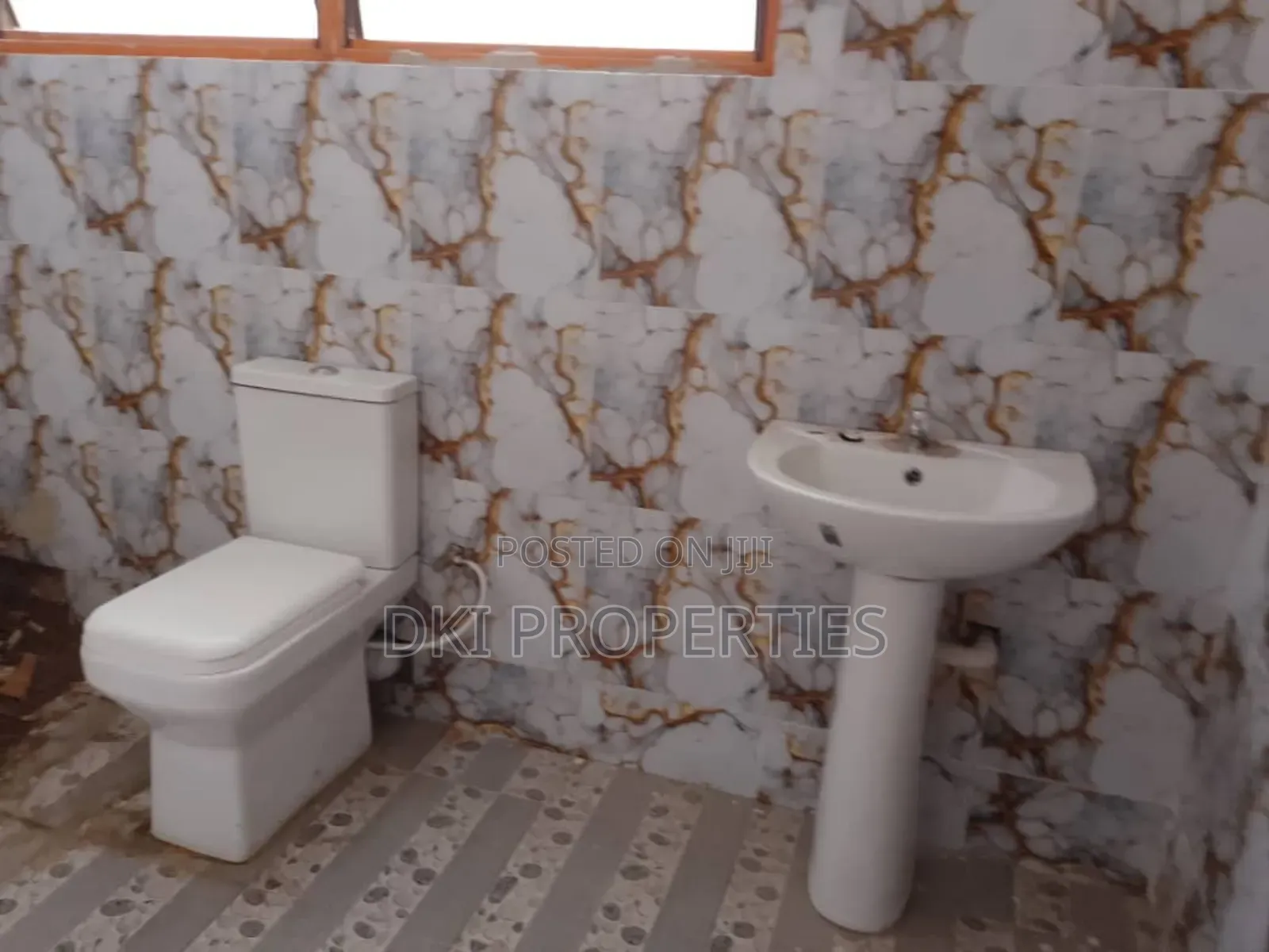 15bdrm House in Dki Properties, Kwashieman for sale