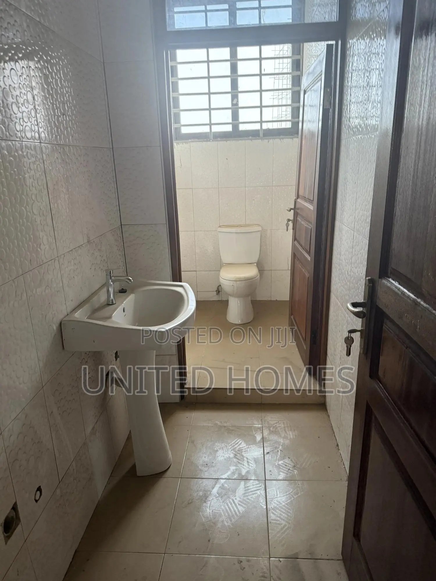 Tema Community One 21 Bedrooms With Office for Rent