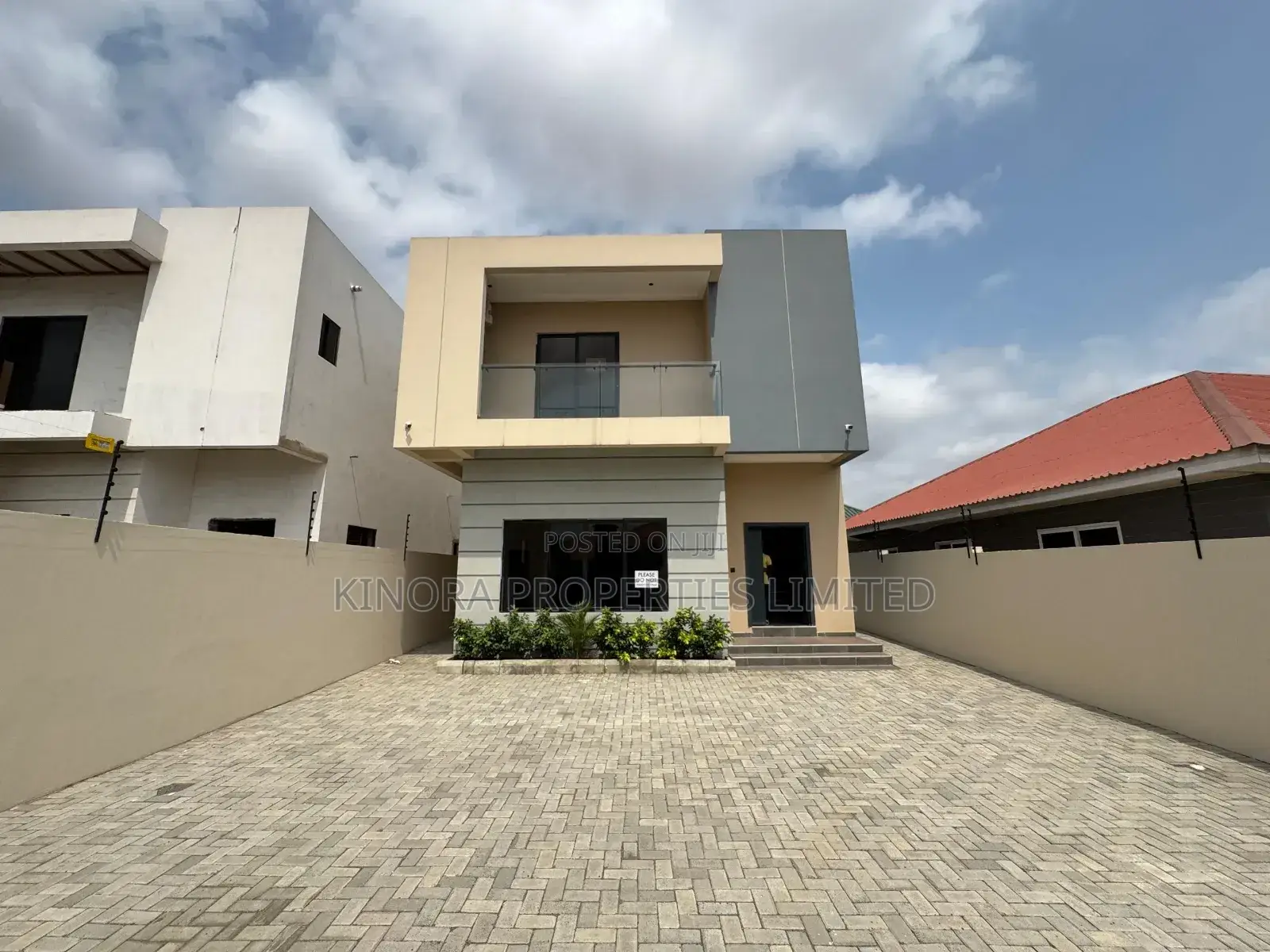 4bdrm Duplex in Lakeside Community 8, Accra Metropolitan for sale