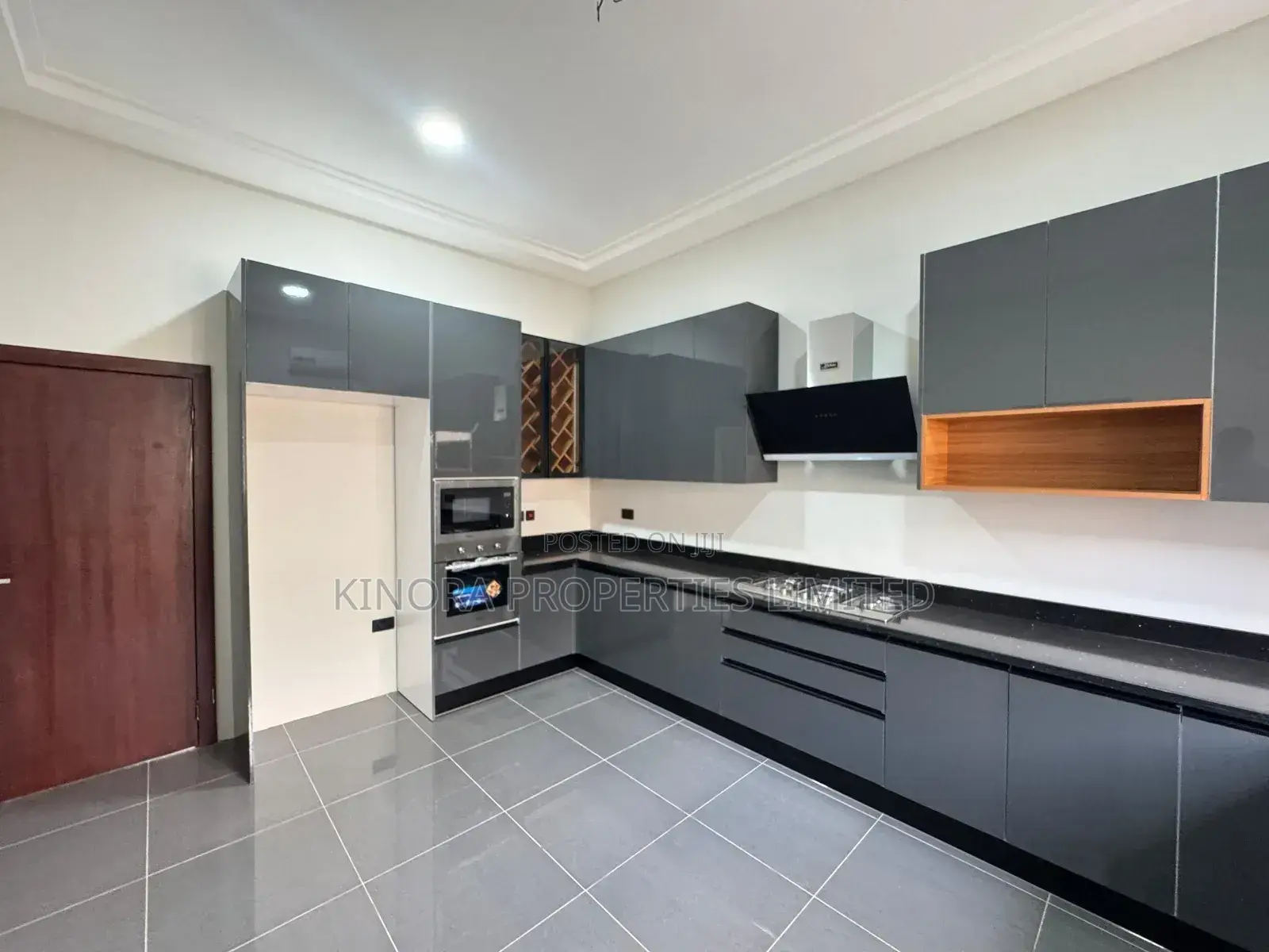 4bdrm Duplex in Lakeside Community 8, Accra Metropolitan for sale