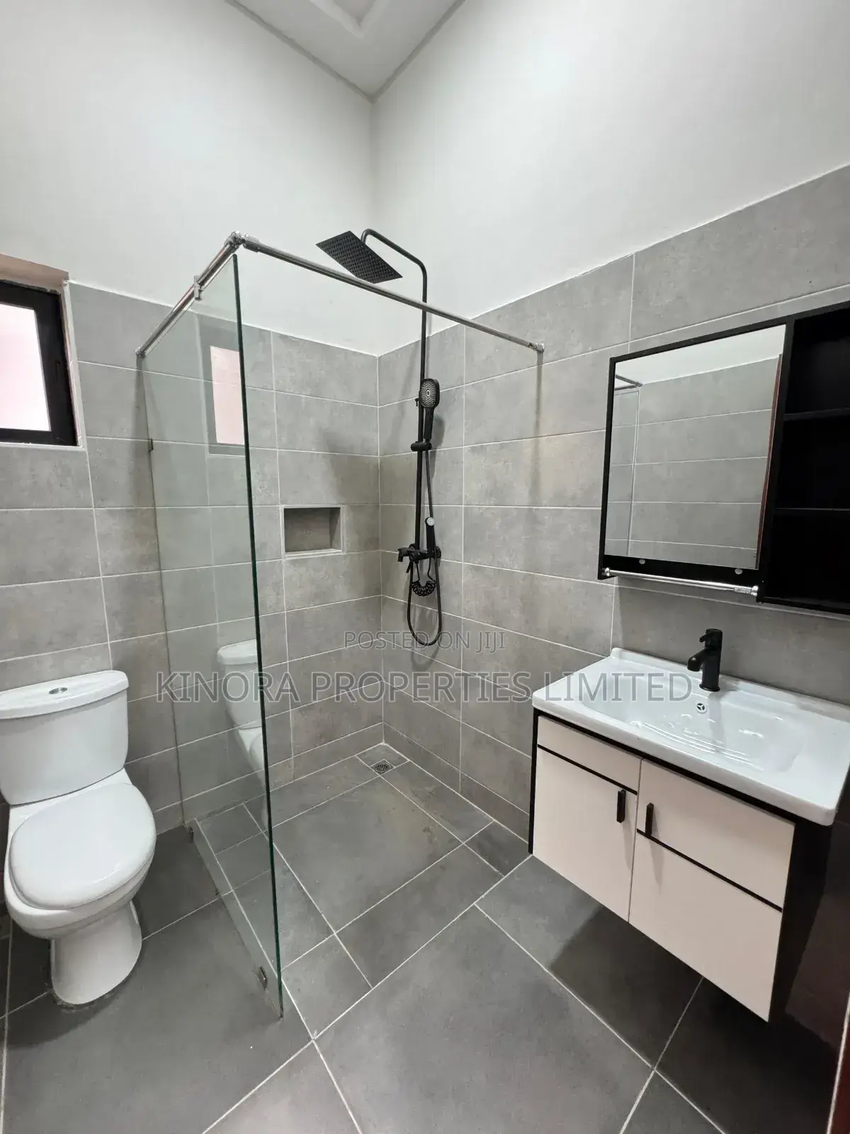 4bdrm Duplex in Lakeside Community 8, Accra Metropolitan for sale